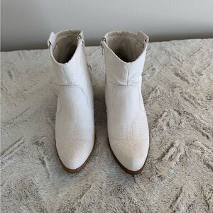 Dirty Laundry Unite White Ankle Boots size 10